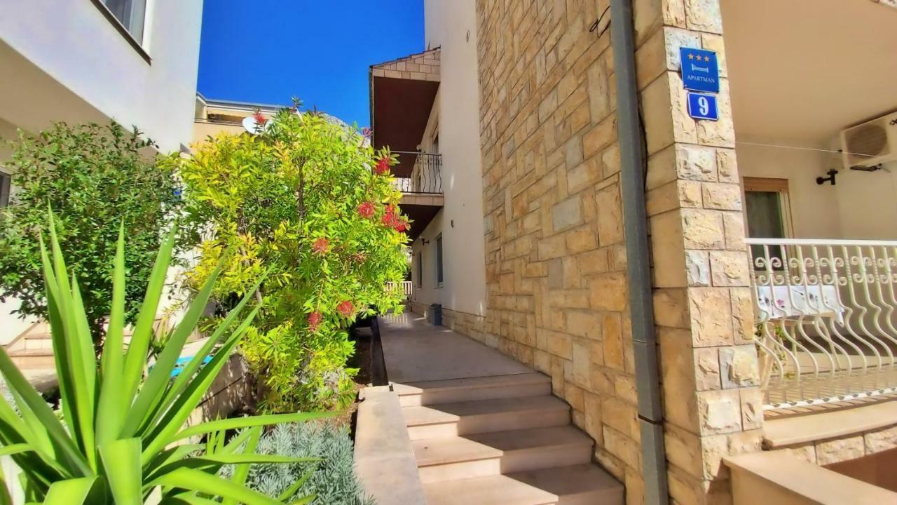 Apartments Slado Omis Bagian luar foto